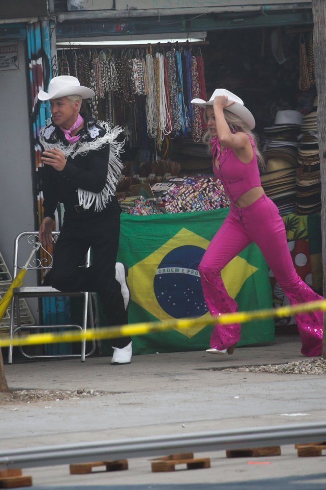 Barbie 2 .