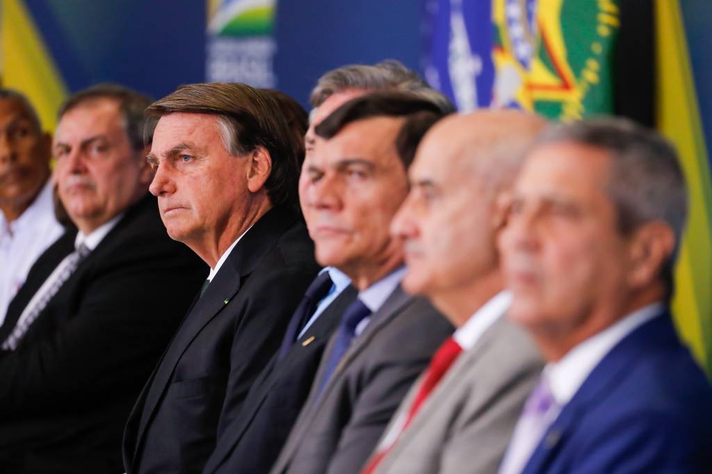 Bolsonaro tinha plano de fugir do país desde 2021, diz PGR