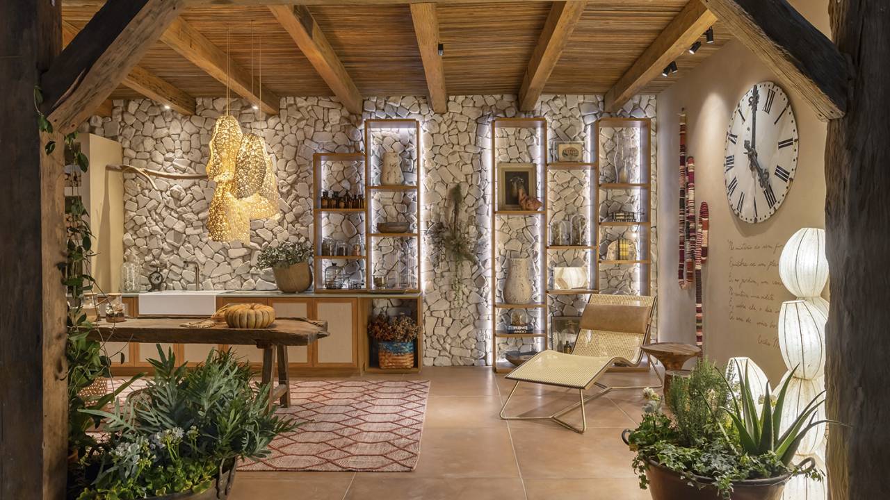 À MODA DO INTERIOR - Sala de fazenda: estar e jantar com ar de ateliê, madeira abundante e muitas plantas -
