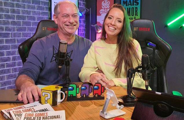Ciro Gomes pré candidato `a presidência pelo PDT e sua companheira Giselle Bezerra no estúdio de seu programa "Cirão Games" direcionado para os eleitores jovens no Youtube. 10/05/2022. Ciro Gomes pré candidato `a presidência pelo PDT e sua companheira Giselle Bezerra no estúdio de seu programa "Cirão Games" direcionado para os eleitores jovens no Youtube. 10/05/2022.