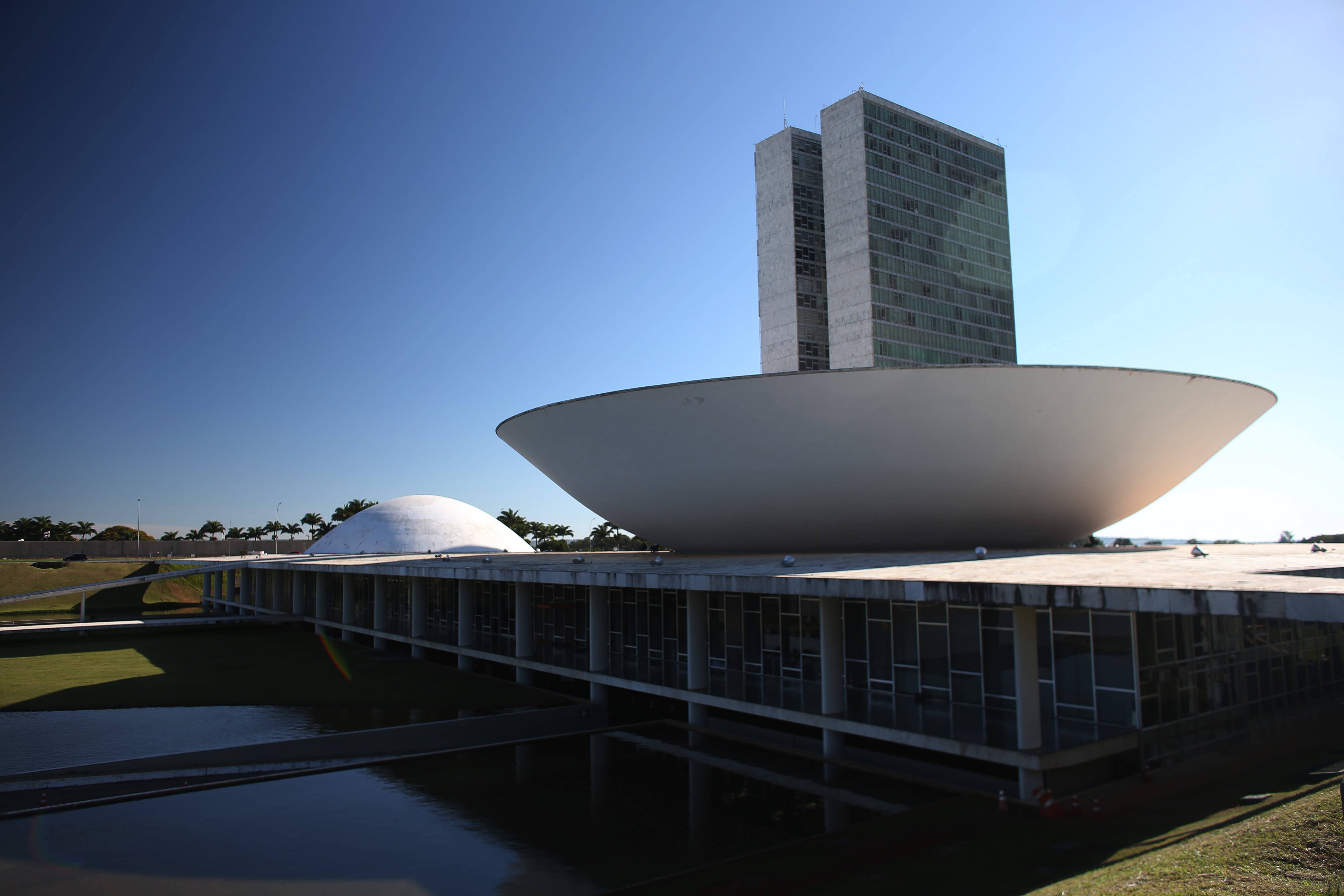 Deputados federais ganham até 41 vezes mais que a média da população