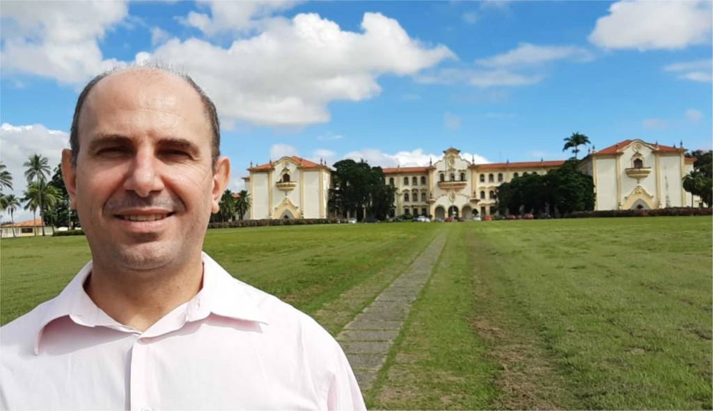 Universitários fazem vice-reitor comer quentinha “intragável”. Assista