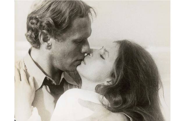 Jardel Filho e Danuza Leão em cena do filme "Terra em Transe" de Glauber Rocha, 1967. Jardel Filho e Danuza Leão em cena do filme "Terra em Transe" de Glauber Rocha, 1967.