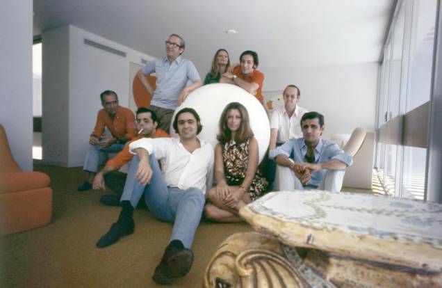 Equipe do Jornal "O Pasquim", da esquerda para direita, sentados: Millôr Fernandes (camisa vermelha e calça azul clara), Sergio Cabral, Luiz Carlos Maciel, Danuza Leão e Ziraldo. Em pé, da esq. p/ dir.:Paulo Francis, Bárbara - a Babi, Tarso de Castro e Jaguar (camisa branca, atrás). Rio de Janeiro, anos 70. Equipe do Jornal "O Pasquim", da esquerda para direita, sentados: Millôr Fernandes (camisa vermelha e calça azul clara), Sergio Cabral, Luiz Carlos Maciel, Danuza Leão e Ziraldo. Em pé, da esq. p/ dir.:Paulo Francis, Bárbara - a Babi, Tarso de Castro e Jaguar (camisa branca, atrás). Rio de Janeiro, anos 70.