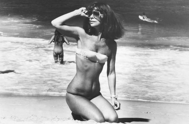 A escritora, jornalista, modelo e atriz Danuza Leão, na praia do Rio de Janeiro, anos 80. A escritora, jornalista, modelo e atriz Danuza Leão, na praia do Rio de Janeiro, anos 80.