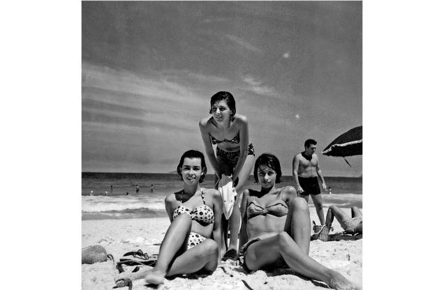 Cantora Nara Leão com sua irmã escritora, jornalista, modelo e atriz Danuza Leão(sentadas) e uma amiga, na praia do Rio de Janeiro, anos 60. Cantora Nara Leão com sua irmã escritora, jornalista, modelo e atriz Danuza Leão(sentadas) e uma amiga, na praia do Rio de Janeiro, anos 60.