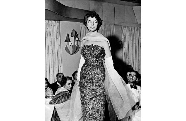 A escritora, jornalista, modelo e atriz Danuza Leão, durante desfile de moda, Anos 60. A escritora, jornalista, modelo e atriz Danuza Leão, durante desfile de moda, Anos 60.