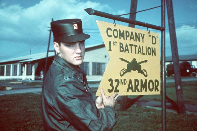 Elvis Presley com roupa de soldado em Friedberg, Alemanha, em 1958. Elvis Presley com roupa de soldado em Friedberg, Alemanha, em 1958.