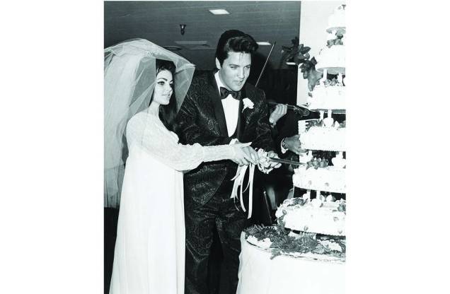 Elvis Presley e Priscilla em seu casamento em Las Vegas, em 05/67. Elvis Presley e Priscilla em seu casamento em Las Vegas, em 05/67.