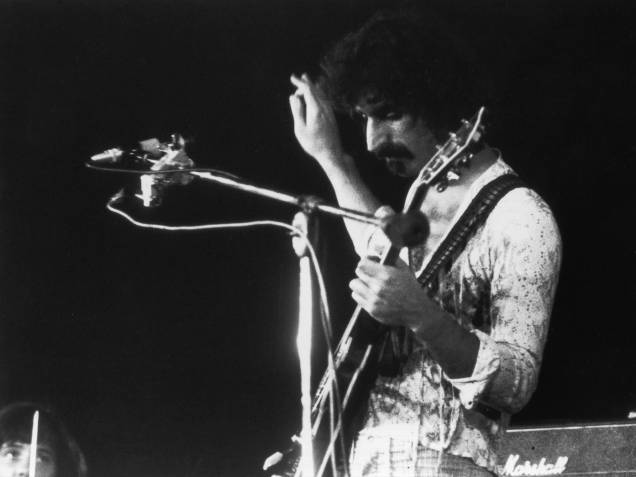 Músico e vocalista americano Frank Zappa durante show, em 15/09/1972. Músico e vocalista americano Frank Zappa durante show, em 15/09/1972.