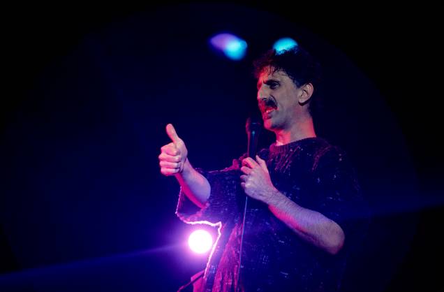 Músico e vocalista Frank Zappa, durante show em Madri, Espanha, 1988. Músico e vocalista Frank Zappa, durante show em Madri, Espanha, 1988.
