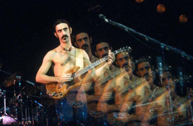Músico e vocalista americano Frank Zappa, durante apresentação, nos anos 70. Músico e vocalista americano Frank Zappa, durante apresentação, nos anos 70.