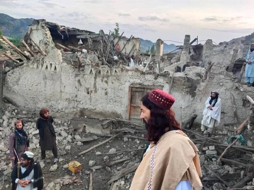 Terremoto no Afeganistão mata pelo menos 920 pessoas