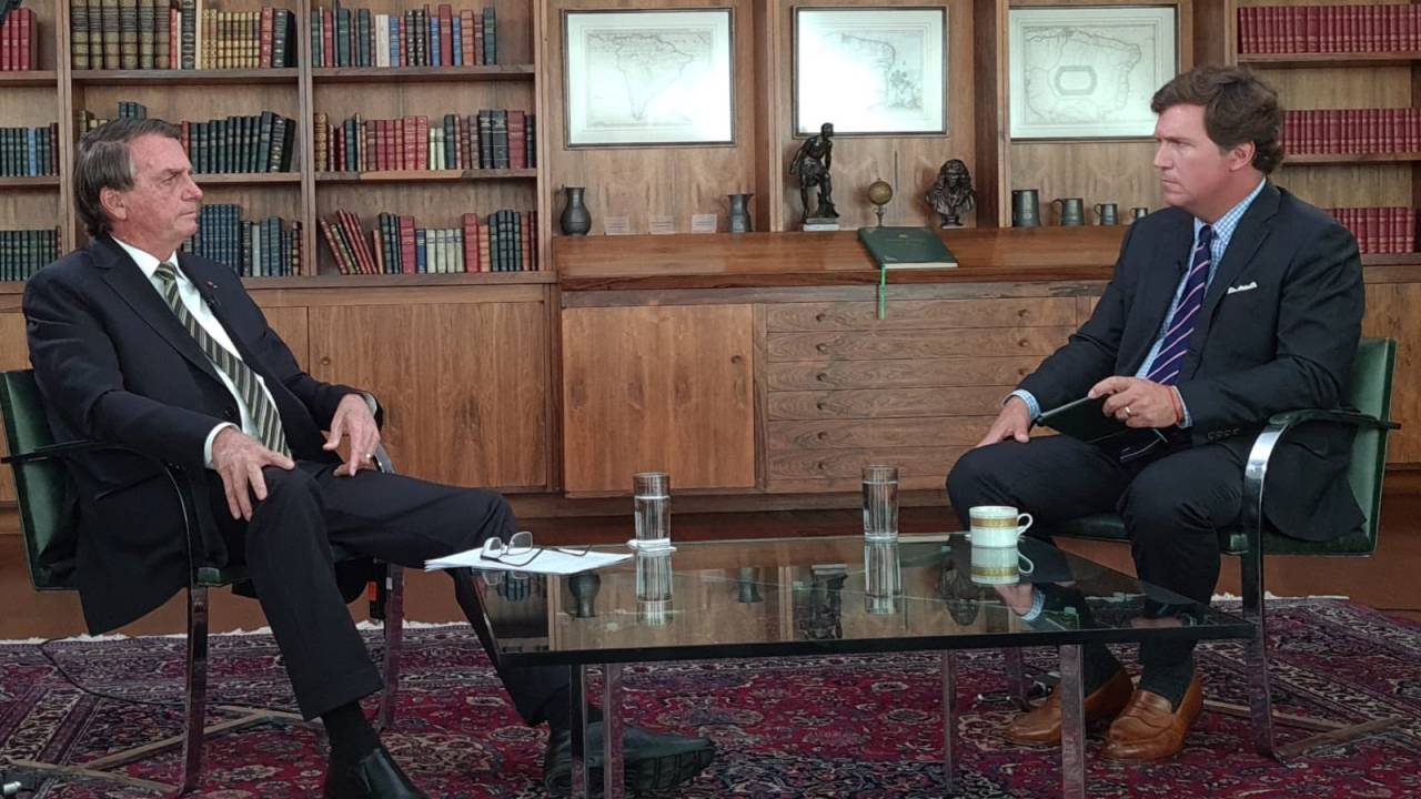 O presidente Jair Bolsonaro e o jornalista norte-americano Tucker Carlson