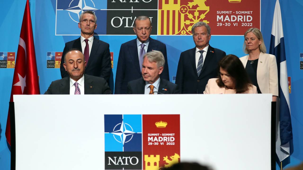 O presidente turco Recep Tayyip Erdogan, o secretário-geral da OTAN Jens Stoltenberg, a primeira-ministra da Suécia Magdalena Andersson, o presidente da Finlândia Sauli Niinisto, o ministro da Defesa turco Hulus Akar, o ministro das Relações Exteriores da Turquia Mevlut Cavusoglu, o ministro das Relações Exteriores da Finlândia Pekka Haavisto, o ministro das Relações Exteriores da Suécia Ann Linde, o porta-voz presidencial turco Ibrahim Kalin e o diretor de comunicações turco Fahrettin Altun participam de uma cerimônia de assinatura de um memorando sobre as ofertas da OTAN dos países nórdicos após negociações de 4 vias no centro de convenções IFEMA em Madri, Espanha. 28/06/2022