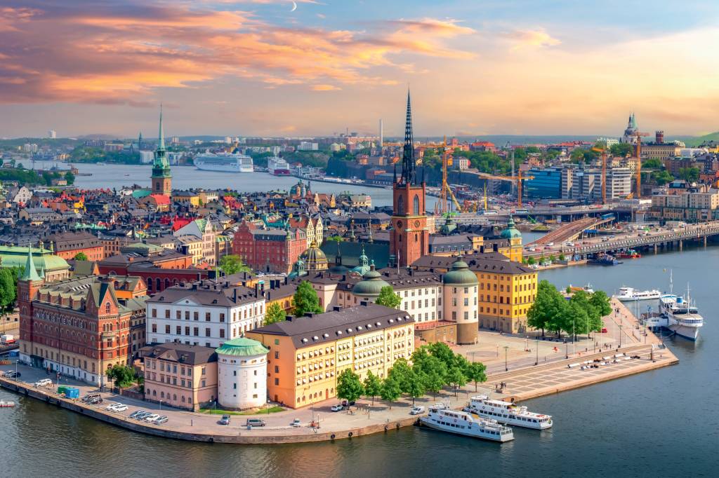Stockholm old town (Gamla Stan) panorama from City Hall top at sunset, Sweden ESTOCOLMO - Ar puro: os habitantes emitem quantidades apenas residuais de gás carbônico -