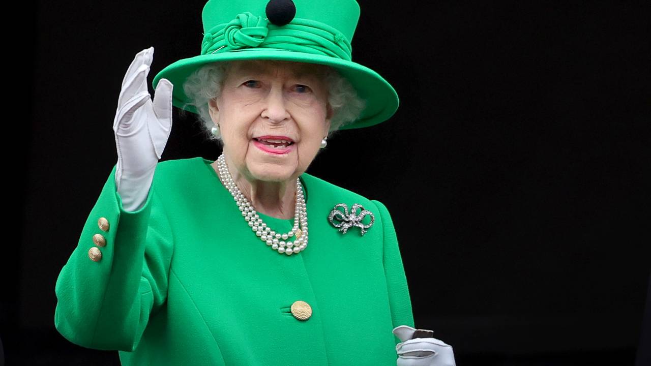 LONDON, ENGLAND - JUNE 05: Queen Elizabeth II waves from the balcony of Buckingham Palace during the Platinum Jubilee Pageant on June 05, 2022 in London, England. The Platinum Jubilee of Elizabeth II is being celebrated from June 2 to June 5, 2022, in the UK and Commonwealth to mark the 70th anniversary of the accession of Queen Elizabeth II on 6 February 1952. (Photo by Chris Jackson/Getty Images)