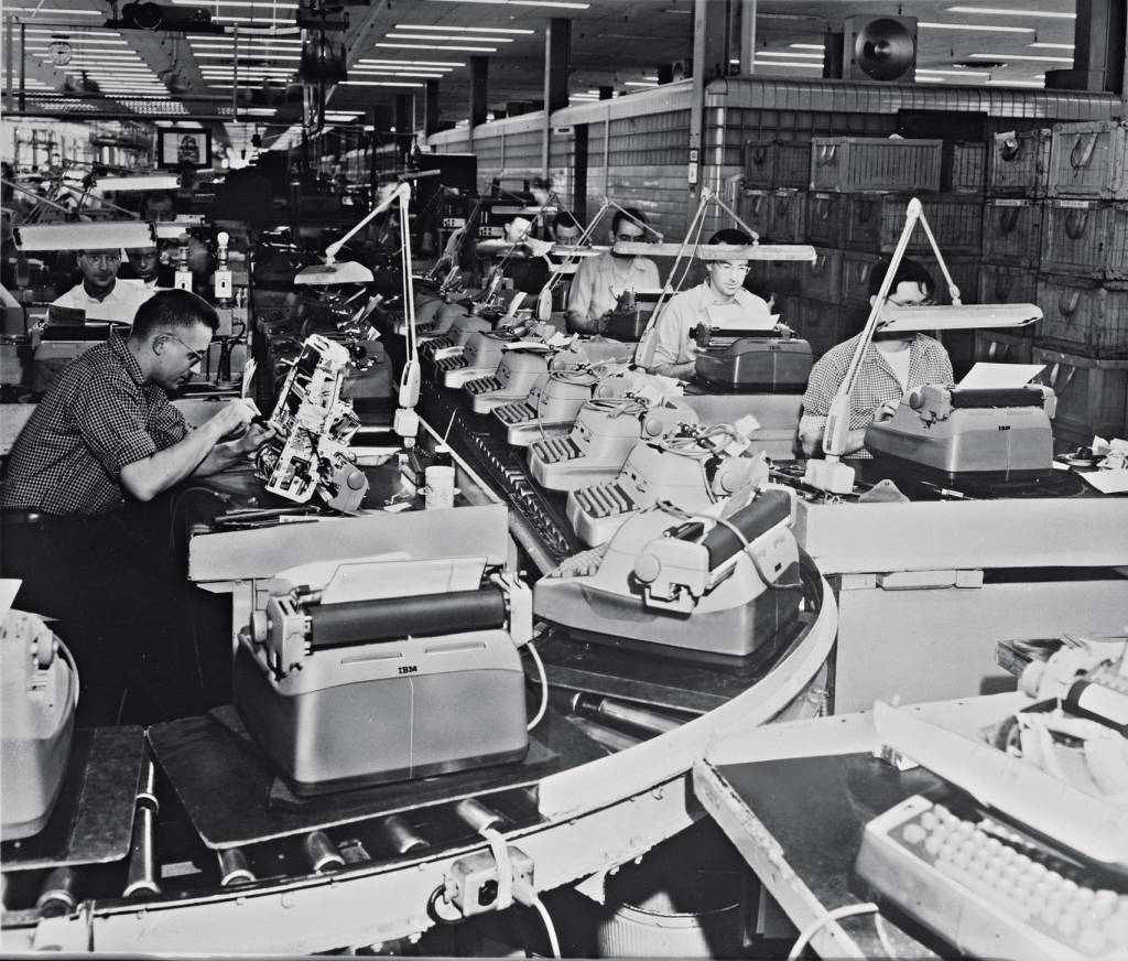 Typewriters Being Inspected; Ibm RÍGIDO - Unidade da IBM em Poughkeepsie, nos Estados Unidos: espaço exíguo -