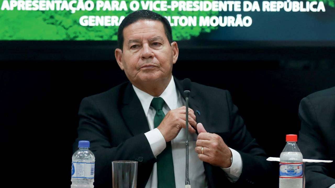 O vice-presidente da República, Hamilton Mourão, e o ministro da defesa, Fernando Azevedo, participam de reunião no Centro Gestor e Operacional do Sistema de Proteção da Amazônia (Censipam)