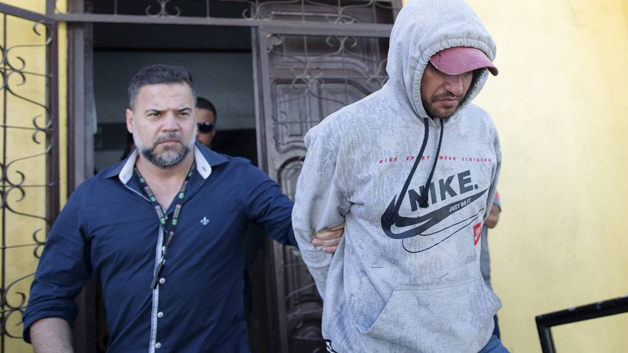 MAIS UM - Investigação: policial conduz Jeferson da Silva Lima, terceiro suspeito preso por duplo assassinato na Amazônia -
