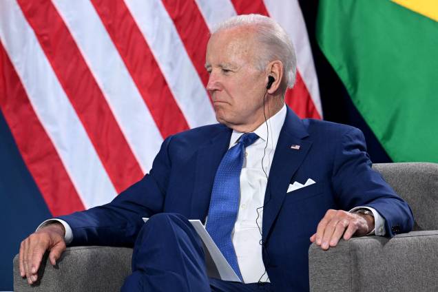 O Presidente dos EUA Joe Biden, ouve o Presidente Jair Bolsonaro, durante encontro na IX Cúpula das Américas, em Los Angeles, Califórnia, 09/06/2022. O Presidente dos EUA Joe Biden, ouve o Presidente Jair Bolsonaro, durante encontro na IX Cúpula das Américas, em Los Angeles, Califórnia, 09/06/2022.