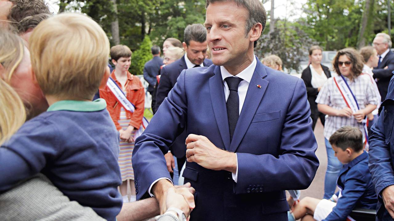 PARCEIRAS - Macron: impopular e cercado de inimigos, o presidente começa agora o processo de formar alianças -