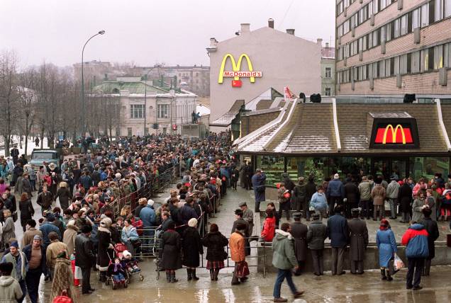 Foto de Arquivo de 31/01/1990, clientes soviéticos estão na fila do lado de fora do recém-inaugurado primeiro McDonald's da União Soviética na Praça Pushkin de Moscou. Foto de Arquivo de 31/01/1990, clientes soviéticos estão na fila do lado de fora do recém-inaugurado primeiro McDonald's da União Soviética na Praça Pushkin de Moscou.
