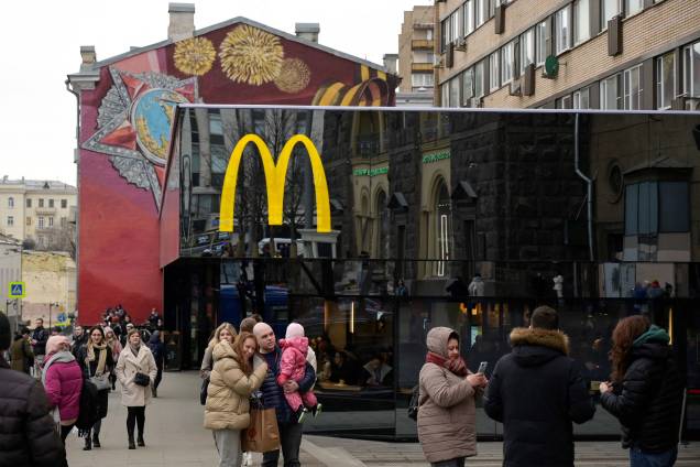 13/03/2022, pessoas tiram fotos em frente ao restaurante principal do McDonald's na Praça Pushkinskaya - o primeiro da cadeia inaugurada na URSS, no centro de Moscou. 13/03/2022, pessoas tiram fotos em frente ao restaurante principal do McDonald's na Praça Pushkinskaya - o primeiro da cadeia inaugurada na URSS, no centro de Moscou.