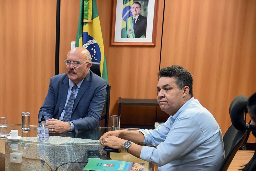 MILTON RIBEIRO-PASTOR ARILTON MOURA-BRASILIA2.jpg SACOLINHA - O ex-ministro Ribeiro e o pastor Arilton Moura: suspeita de parceria financeira em nome da igreja -