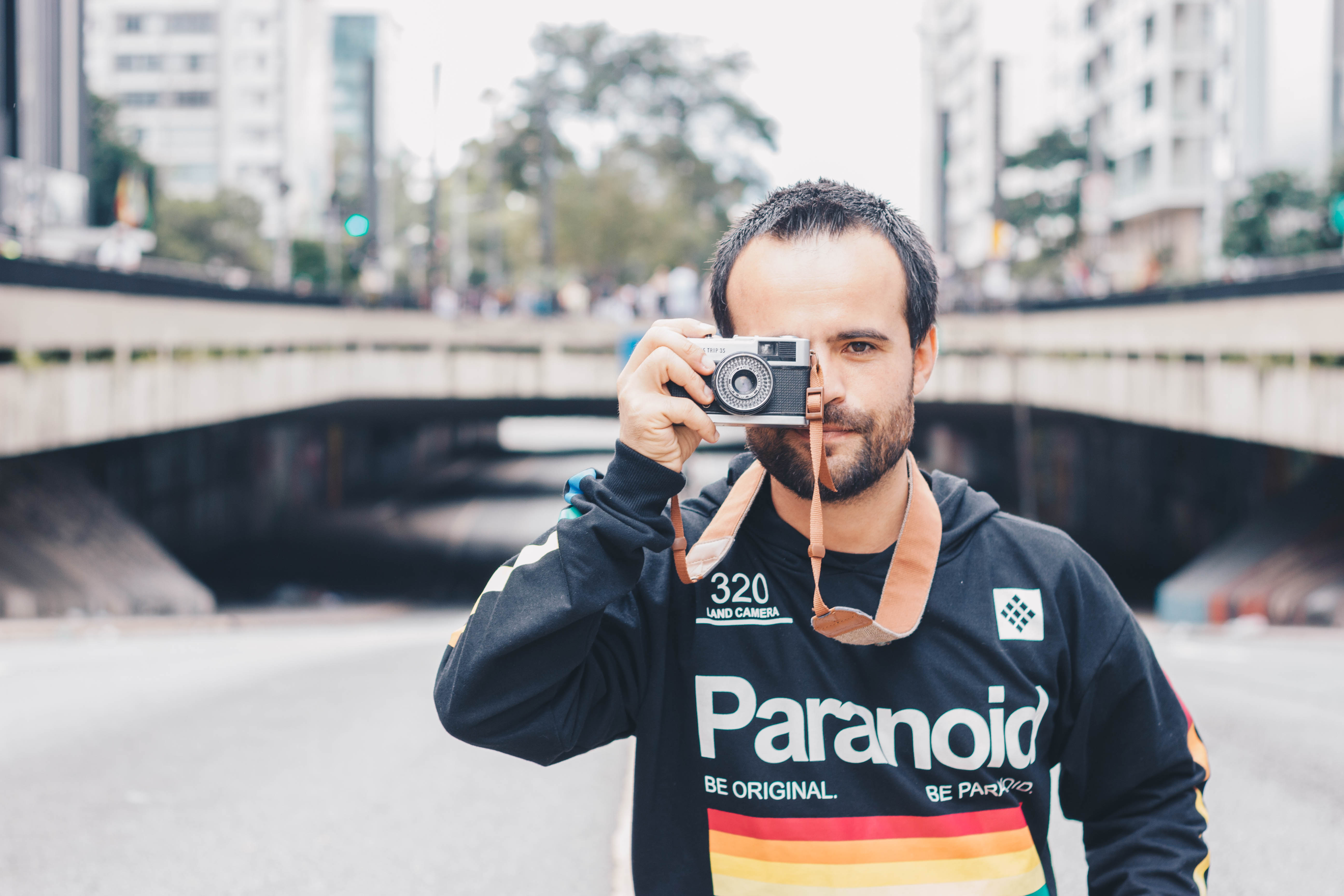 Fotógrafo usa icônico prédio de SP como cenário de ensaios de nu masculino