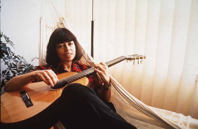 Cantora Nara Leão, em sua residência, no Rio de Janeiro, anos 70. Cantora Nara Leão, em sua residência, no Rio de Janeiro, anos 70.