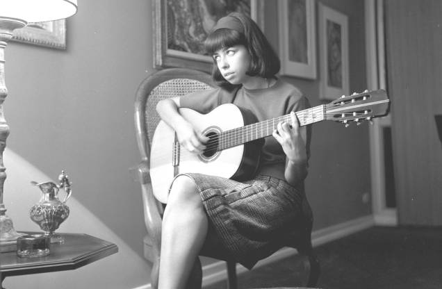 Cantora Nara Leão, em sua casa no Rio de Janeiro, 1963. Cantora Nara Leão, em sua casa no Rio de Janeiro, 1963.