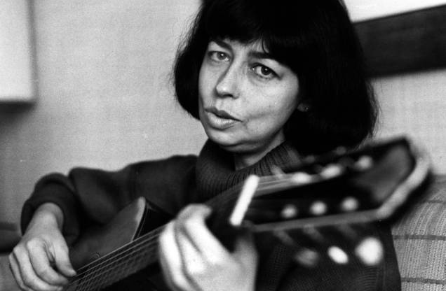 Cantora Nara Leão, em sua residência no Rio de Janeiro, 1982. Cantora Nara Leão, em sua residência no Rio de Janeiro, 1982.