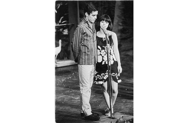 Chico Buarque e Nara Leão, se apresentando no Festival da Canção, da Record, anos 60. Chico Buarque e Nara Leão, se apresentando no Festival da Canção, da Record, anos 60.