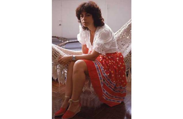 Cantora Nara Leão, em sua residência no Rio de Janeiro, 1984. Cantora Nara Leão, em sua residência no Rio de Janeiro, 1984.