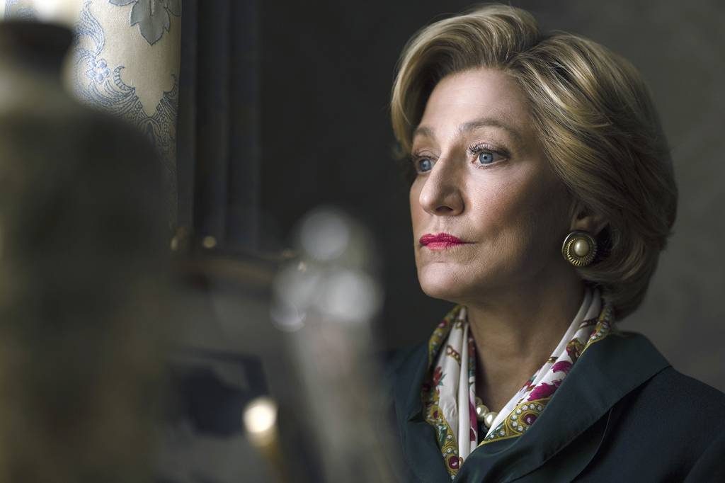 NOVA—SERIADO-AMERICAN-CRIME-STORY—IMPEACHMENT-10.jpg TRAÍDA - Edie Falco como Hillary Clinton: atacada por apoiar o marido -