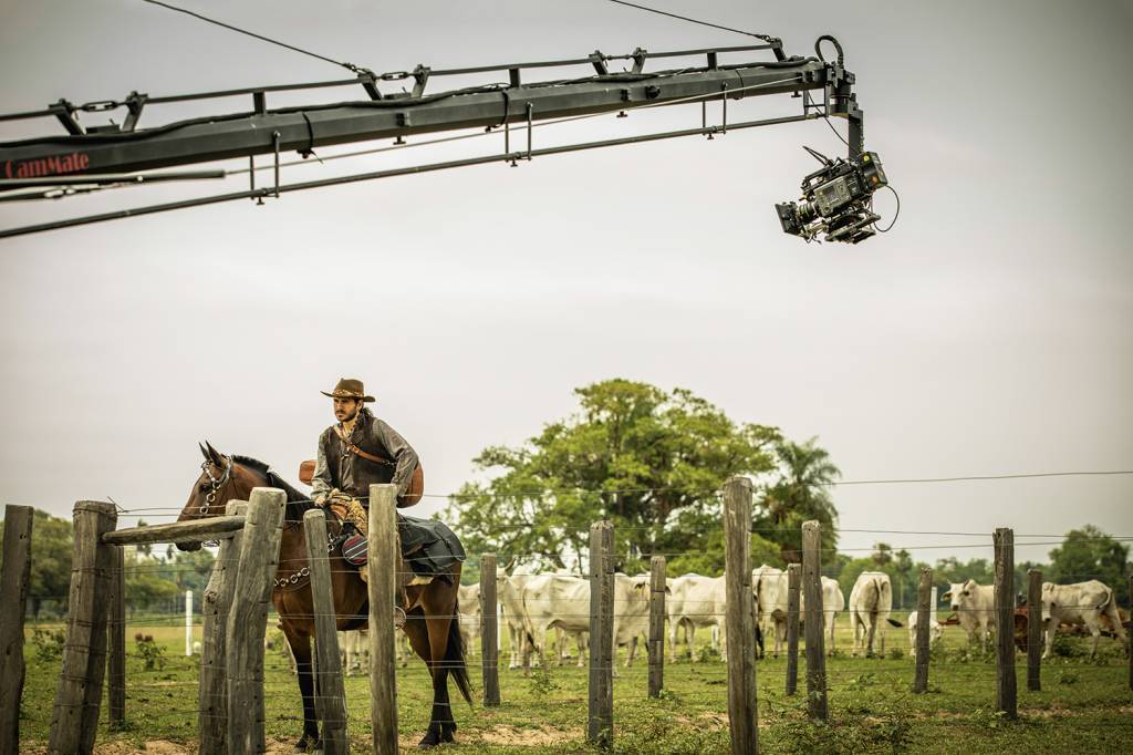 NOVELA-PANTANAL-2022—SET-DE-FILMAGEM-10.JPG BRASIL PROFUNDO - Trindade (Gabriel Sater) gravando: paisagens amplas e sedutoras -
