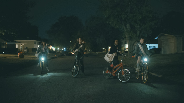PaperGirls_101_Riley_Lai_Nelet_as_Erin_Tieng_Sofia_Rosinsky_as_Mac_Coyle_Camryn_Jones_as_Tiffany_Quilkin_Fina_Strazza_as_KJ_Brandman_thumb Erin, Mac, Tiffany e KJ em 'Paper Girls'