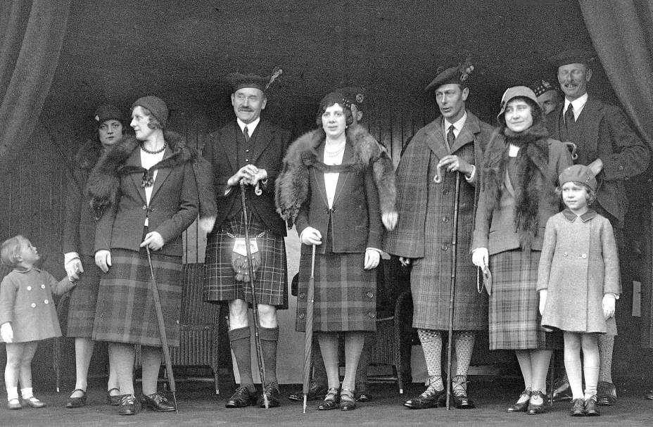 Foto de 08/09/1932, a princesa britânica Elizabeth, mais tarde rainha Elizabeth II, à direita, está com sua mãe e pai, duque e duquesa de York, quarto e quinto da direita, no Braemar Highland Gathering.