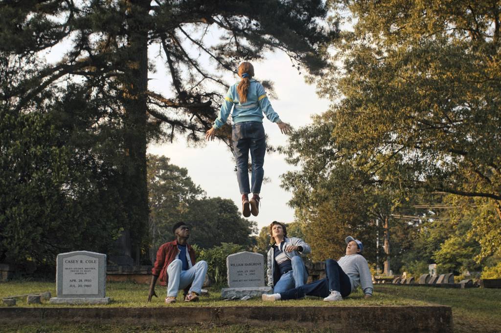 SERIADO-STRANGER-THINGS-S4-100.jpg ANOS 1980 - A garota Max levita em Stranger Things: tormentos juvenis deram nova vida a Running Up That Hill -
