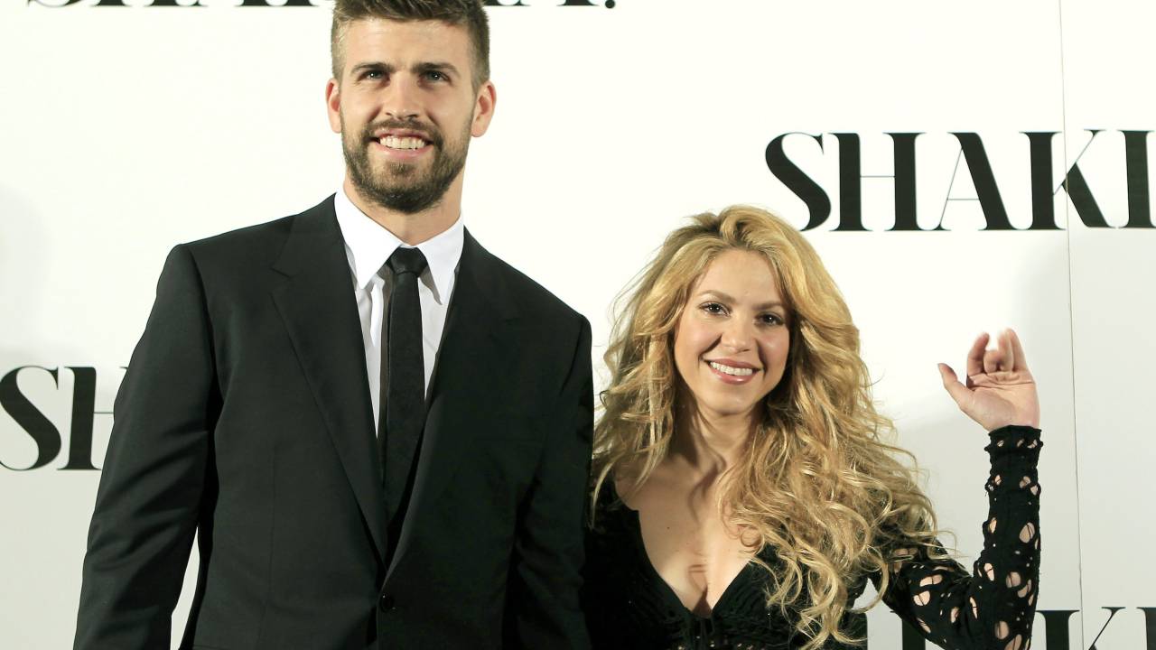 BARCELONA, 20/03/2014.- La cantante colombiana, Shakira, acompañada por sua pareja, o futbolista del F. C. Barcelona, Gerard Piqué, su llegada a la presentaciÛn de su nuevo trabajo, "Shakira", em um ato esta noite en Barcelona, y que saldra a la venta el proximo 25 de marzo. EFE/Andreu Dalmau.