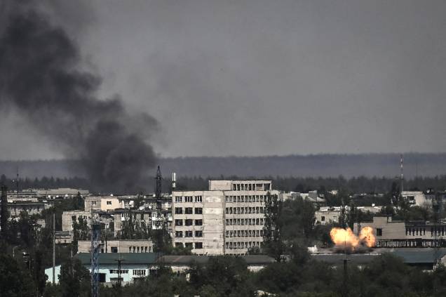 Ataque russo `a cidade de Severodonetsk durante intensos combates entre tropas ucranianas e russas na região leste ucraniana de Donbas em 30 de maio de 2022. Ataque russo `a cidade de Severodonetsk durante intensos combates entre tropas ucranianas e russas na região leste ucraniana de Donbas em 30 de maio de 2022.