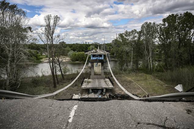 Foto de 22/05/2022, mostra a ponte destruída que liga a cidade de Lysychansk à cidade de Severodonetsk, na região leste ucraniana de Donbas, em meio à dominação russa da Ucrânia. Foto de 22/05/2022, mostra a ponte destruída que liga a cidade de Lysychansk à cidade de Severodonetsk, na região leste ucraniana de Donbas, em meio à dominação russa da Ucrânia.