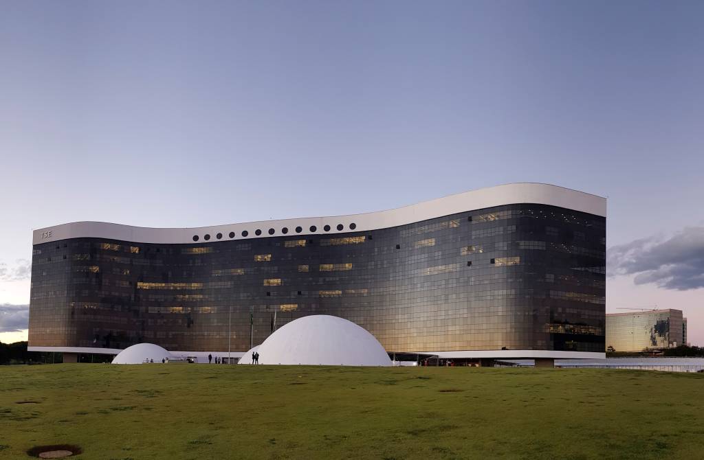 Justiça aceita denúncia contra quatro hackers que invadiram sistema do TSE