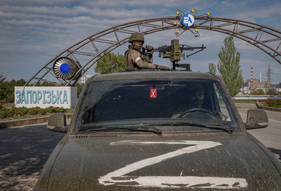 Mariupol dominada pelos militares russos em guarda na Usina Nuclear de Zaporizhzhia em Enerhodar, sudeste da Ucrânia, 01 de maio de 2022.