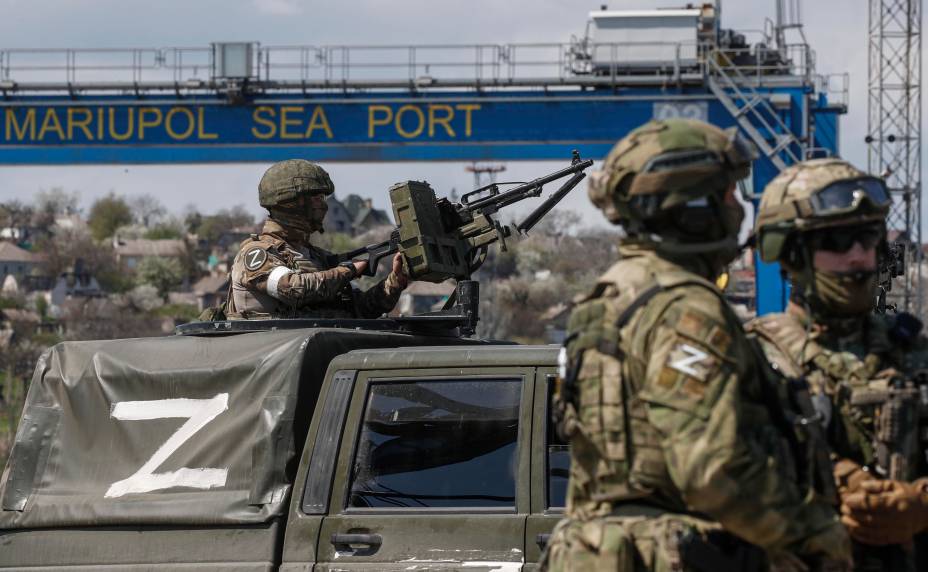 Sob o domínio russo, militares guardam o território do porto marítimo de carga em Mariupol, Ucrânia, 29 de abril de 2022.