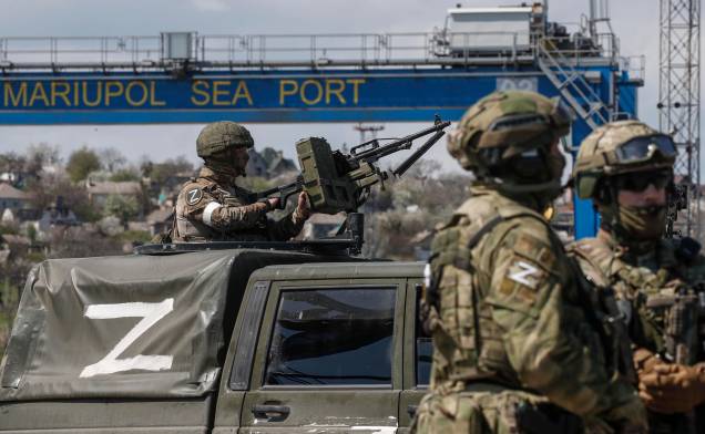 Sob o domínio russo, militares guardam o território do porto marítimo de carga em Mariupol, Ucrânia, 29 de abril de 2022. Sob o domínio russo, militares guardam o território do porto marítimo de carga em Mariupol, Ucrânia, 29 de abril de 2022.