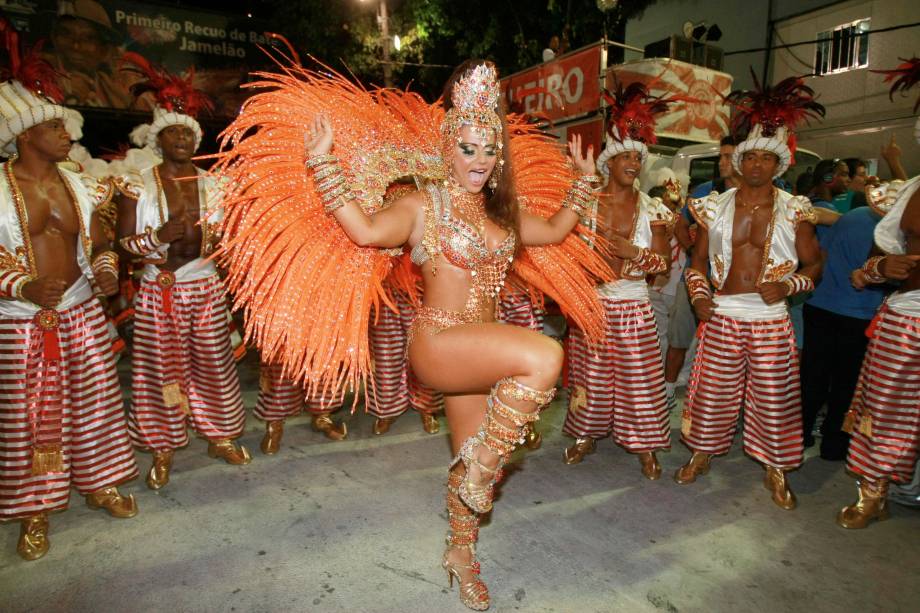 Viviane Araujo, rainha de bateria, no desfile da escola de samba do grupo especial Salgueiro, no Sambódromo da Marquês de Sapucai, Rio de Janeiro. 15/02/2010.