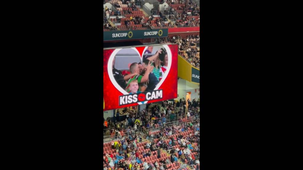 O beijo gay triplo que levou estádio esportivo à loucura; veja vídeo