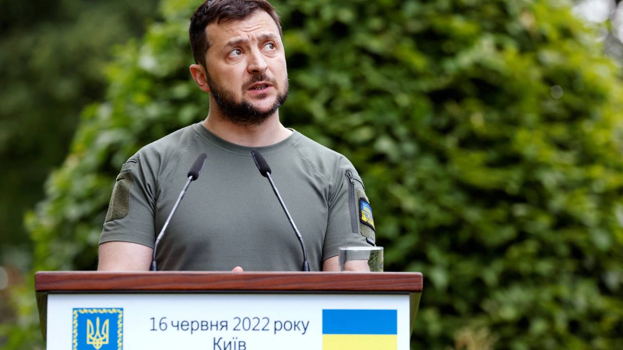 Ukrainian President Volodymyr Zelensky holds a press conference with the heads of state of France, Germany and Romania, at Mariinsky Palace in Kyiv, on June 16, 2022. - The leaders of major EU powers France, Germany and Italy vowed on June 16 to help Ukraine defeat Russia and to rebuild its shattered cities, in a visit to a war-torn Kyiv suburb. (Photo by Ludovic MARIN / POOL / AFP)